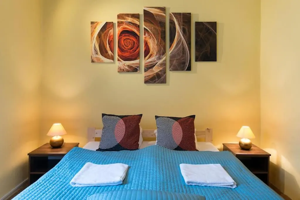 Big Cosy Retro Apt, Free Parking, 15Min Oldtown & Kazimierz - By Homelike Krakow Poland